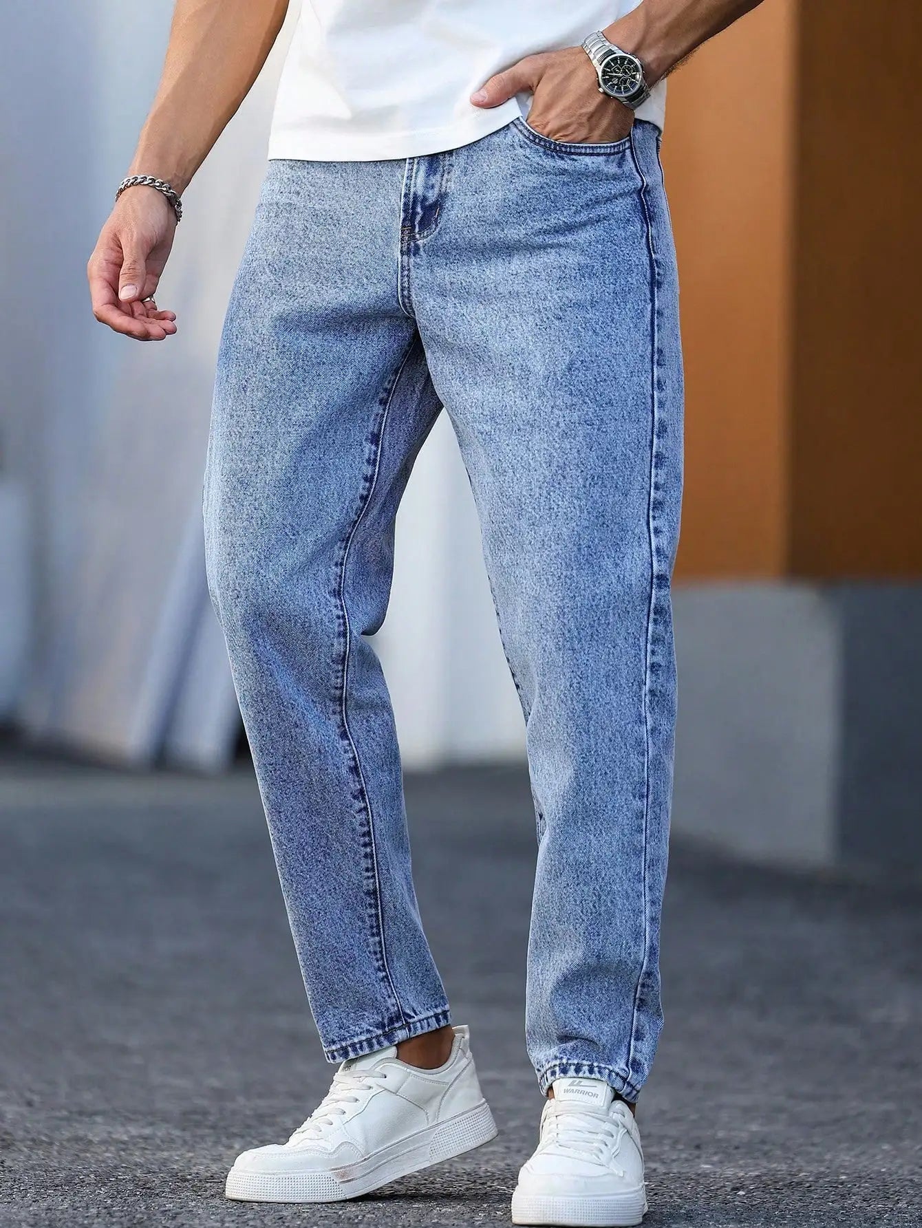 Men's light blue washed denim trousers are simple, casual and fashionable, slim-fitting to show long legs, and versatile.