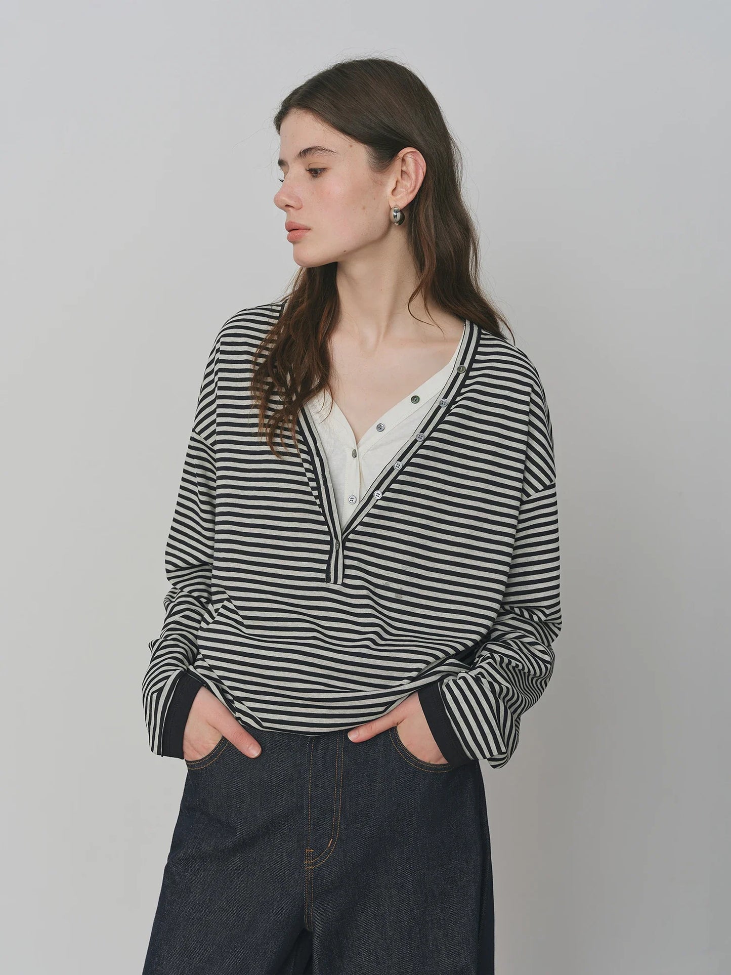 2025 New Fake Two-piece Black White Striped V-neck Retro Long-sleeved T-shirt Women's Autumn 2025 New Chic Tops 25FS13227
