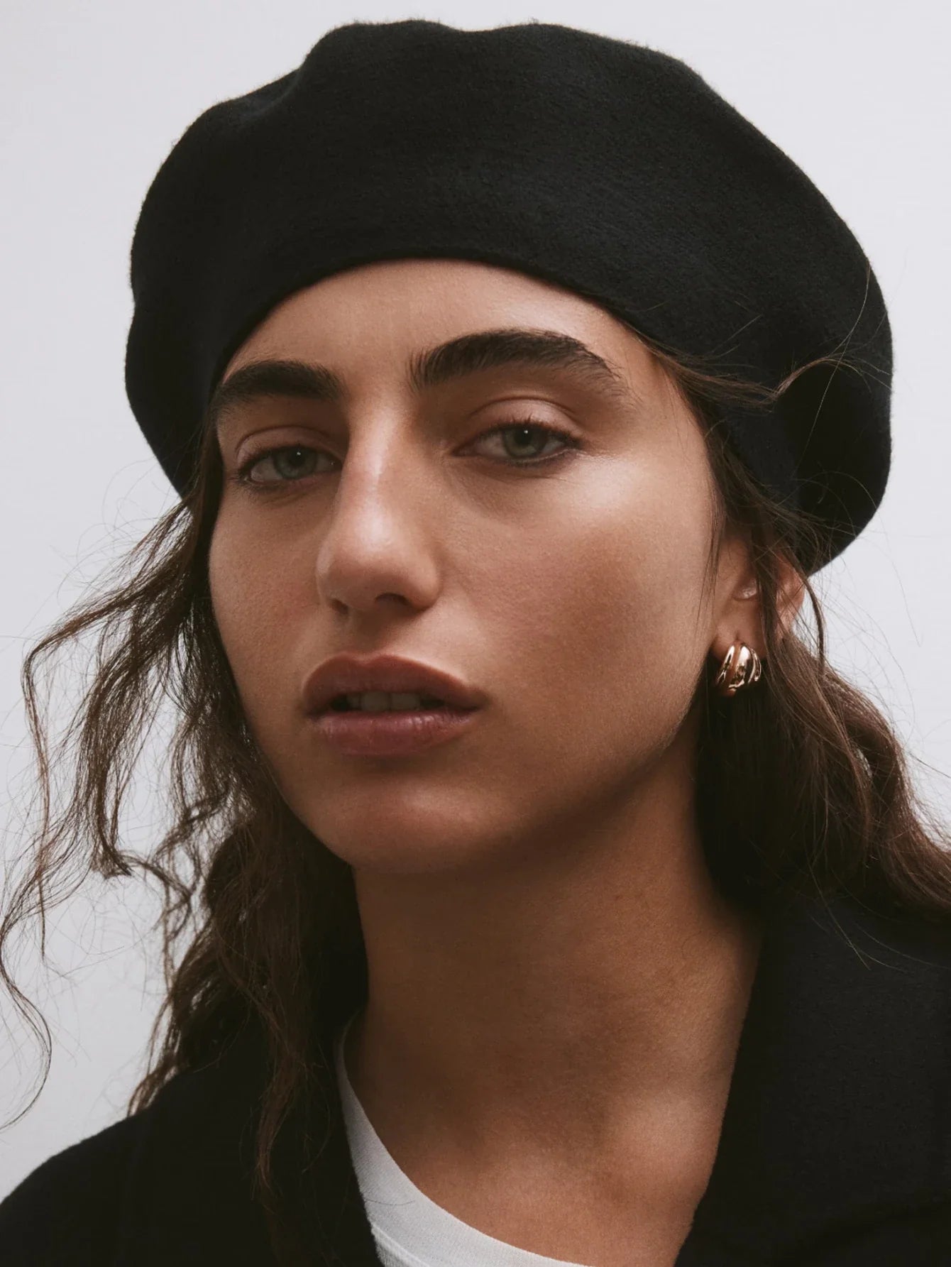 A solid-color wool beret for women–warm for autumn and winter,versatile with French fashion flair,and an ideal gift for friends