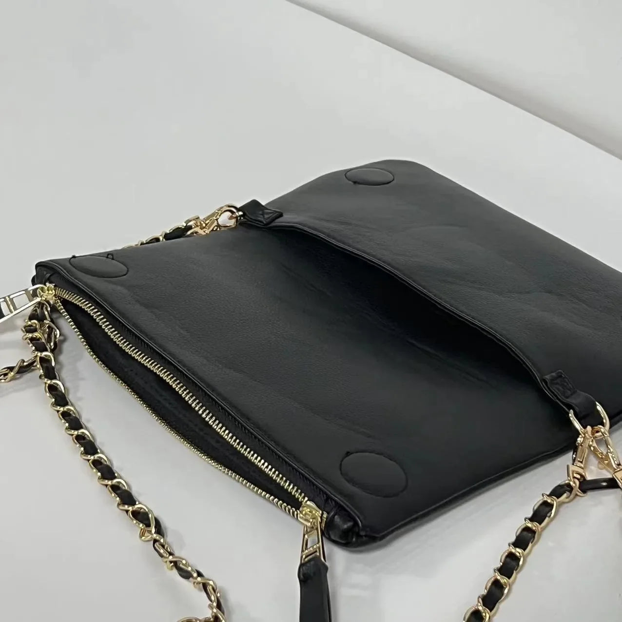 Luxury Design Bag for Women Fashionable Black Leather Ladies Crossbody Bag 2026 New Style Retro Single Shoulder Envelope Bag