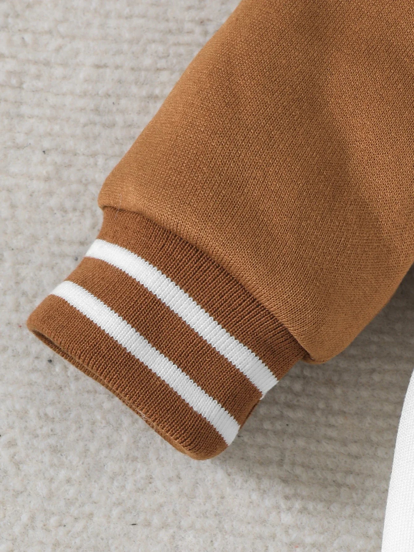 Baby boy bear pattern knitted fleece long sleeved jumpsuit, suitable for autumn and winter seasons