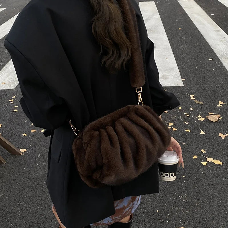 New Womens Shoulder Bag Fluffy Crossbody Bag Vintage Faux Fur Cloud Purse for Autumn Winter Commuting Simplified Storage Bags