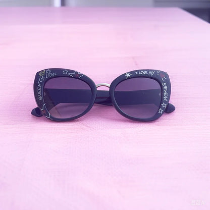 Ins 2025 New Hand-drawn Graffiti Sunglasses Unique Text Personality Fashion Sun Glasses Women Men Cat Eye Gafas De Sol UV400