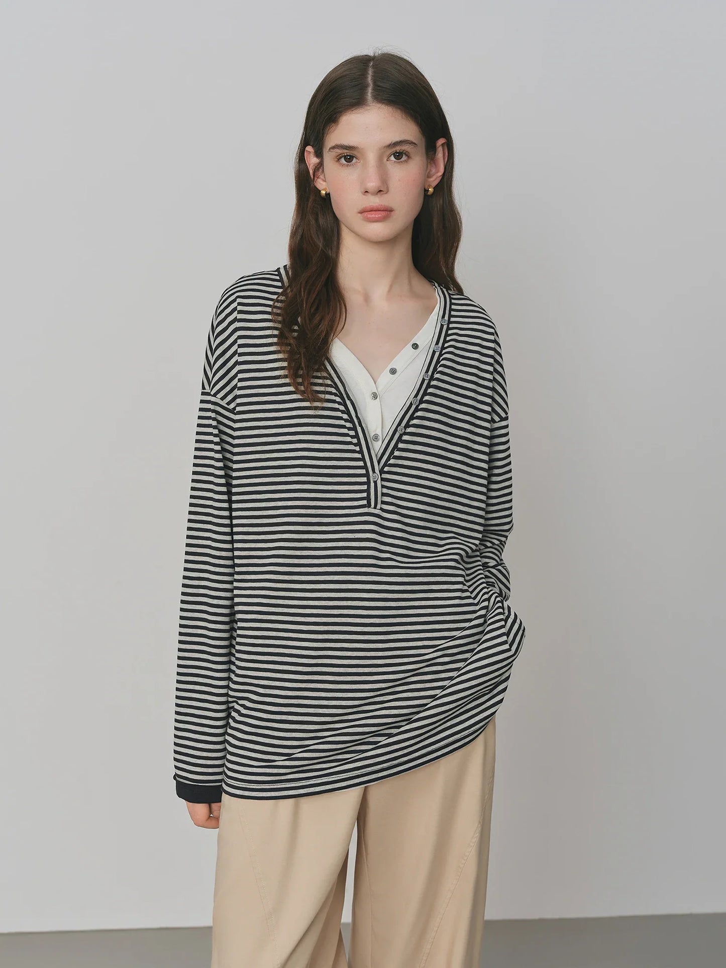 2025 New Fake Two-piece Black White Striped V-neck Retro Long-sleeved T-shirt Women's Autumn 2025 New Chic Tops 25FS13227