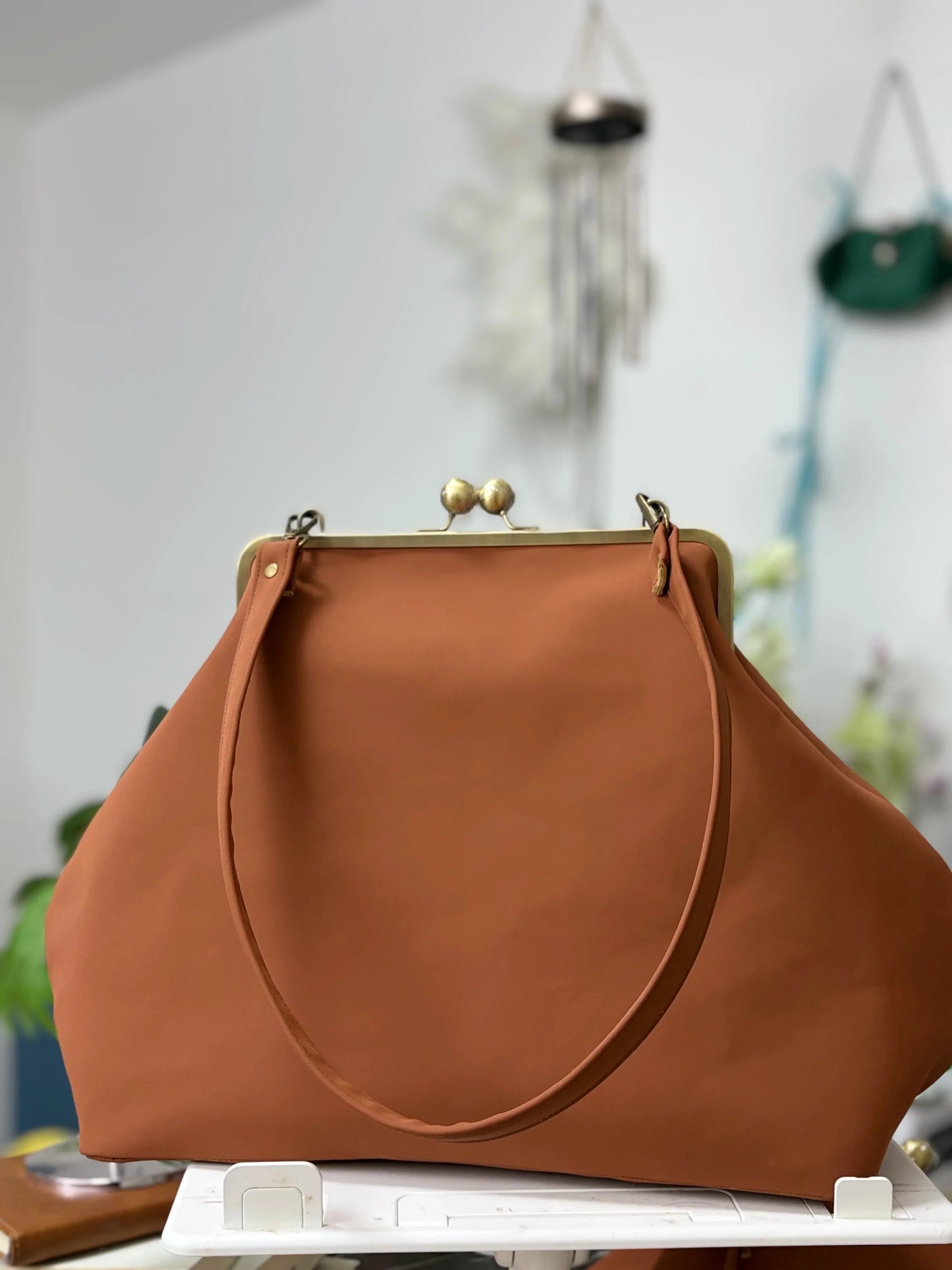 LOST IN VINTAGE Artificial Leather Soild Bag Large Balls Kiss-lock Large Big Clutch Handbag Proudly Carried In Hand 35x30x20cm