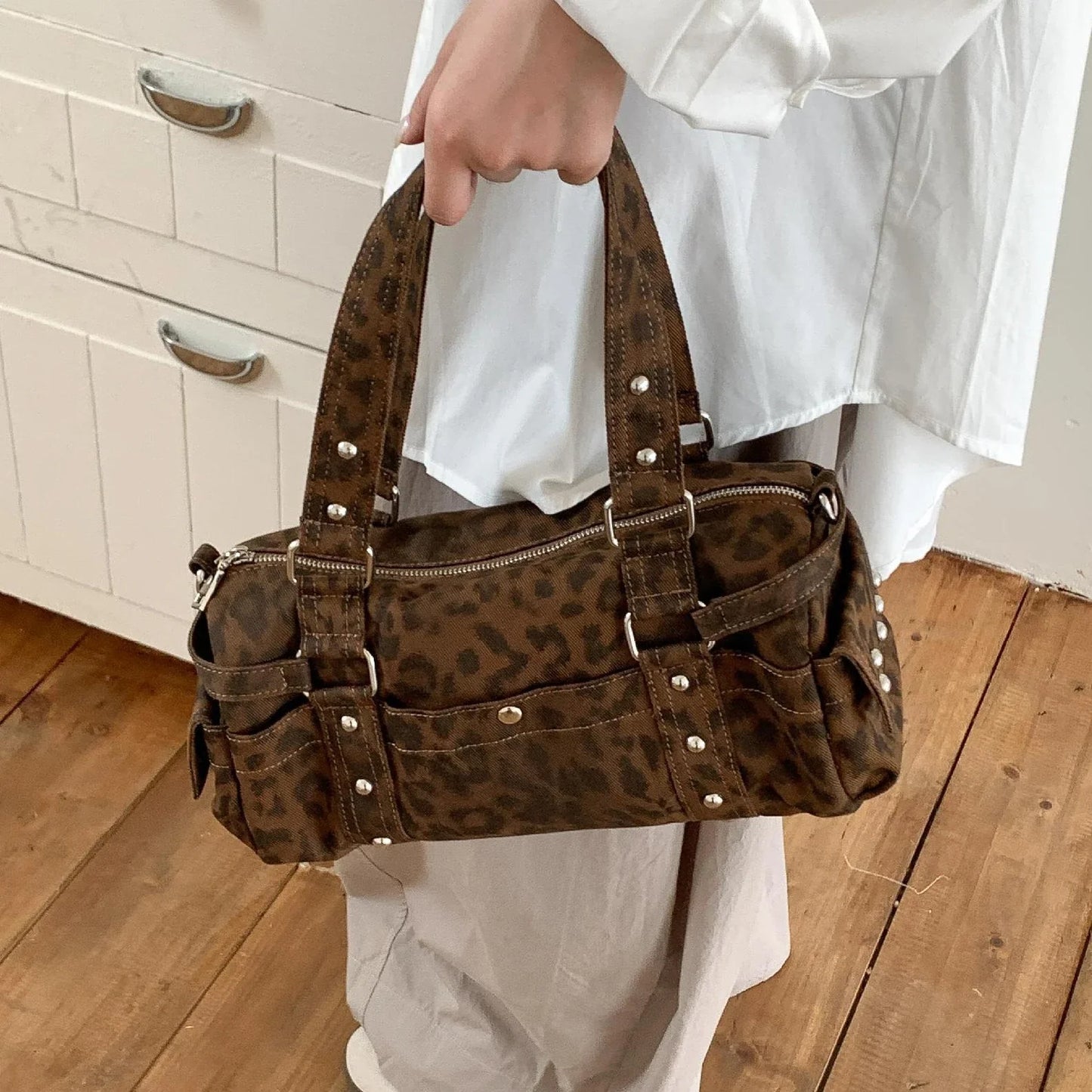Vintage Leopard Rivet Motorcycle Handbag Barrel Shaped Boston Casual Messenger Bags for Female Shoulder Bag Fashion Ladies Totes