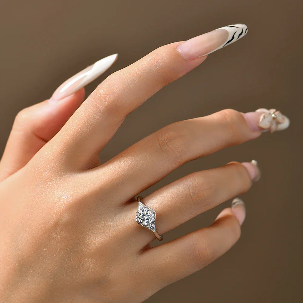 Bague en moissanite ATTAGEMS taille ronde 1 carat DVVS1 pour femme, en argent sterling 925 véritable plaqué or 18 carats, bagues de mariage classiques, cadeau de bijoux