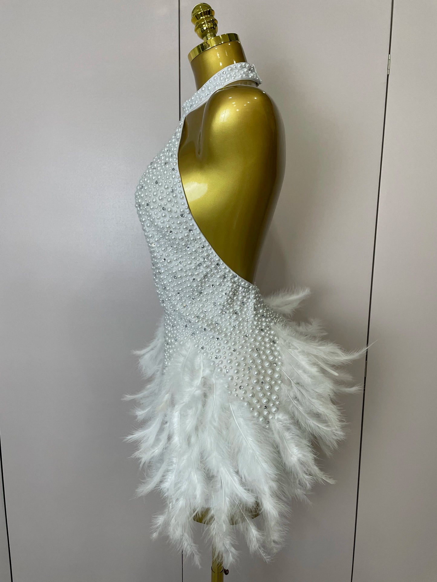 Women Luxury Rhinestones Pearls Feathers Halter Backless Short Dress Women Sexy Celebrate Birthday Dress Nightclub Stage Costume