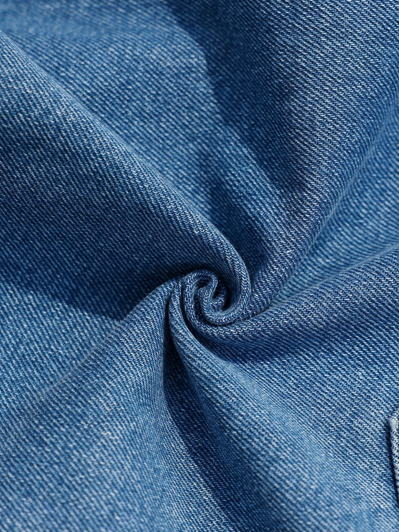 Men's Summer Denim Shorts. A Common Item in Summer. Simple in Style. Suitable for Casual Outings and Trips.