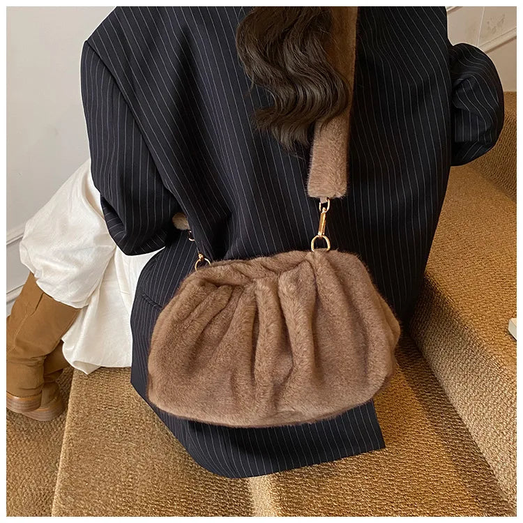 New Womens Shoulder Bag Fluffy Crossbody Bag Vintage Faux Fur Cloud Purse for Autumn Winter Commuting Simplified Storage Bags