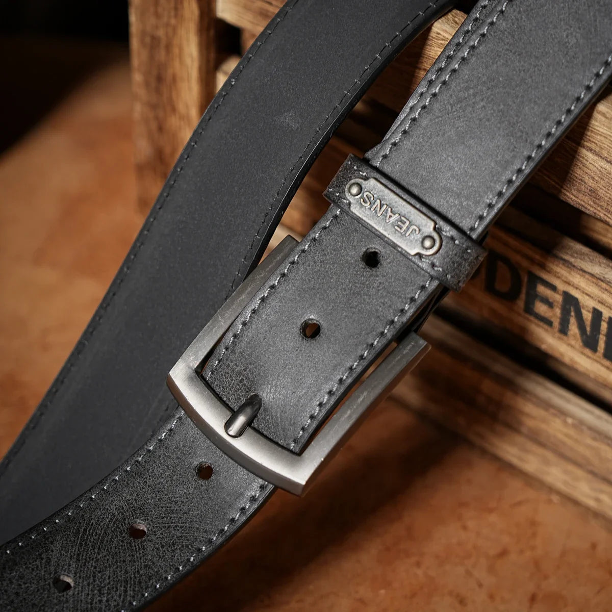 A casual, individual and retro belt, Western-style clothing accessory, metal buckle, PU belt, suitable for both men and women