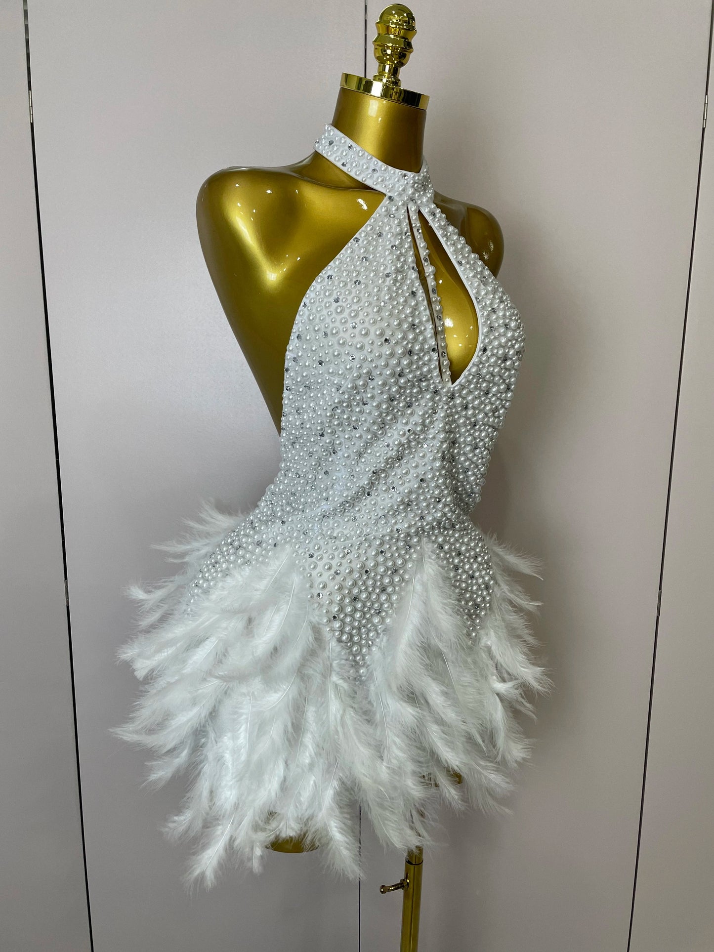 Women Luxury Rhinestones Pearls Feathers Halter Backless Short Dress Women Sexy Celebrate Birthday Dress Nightclub Stage Costume