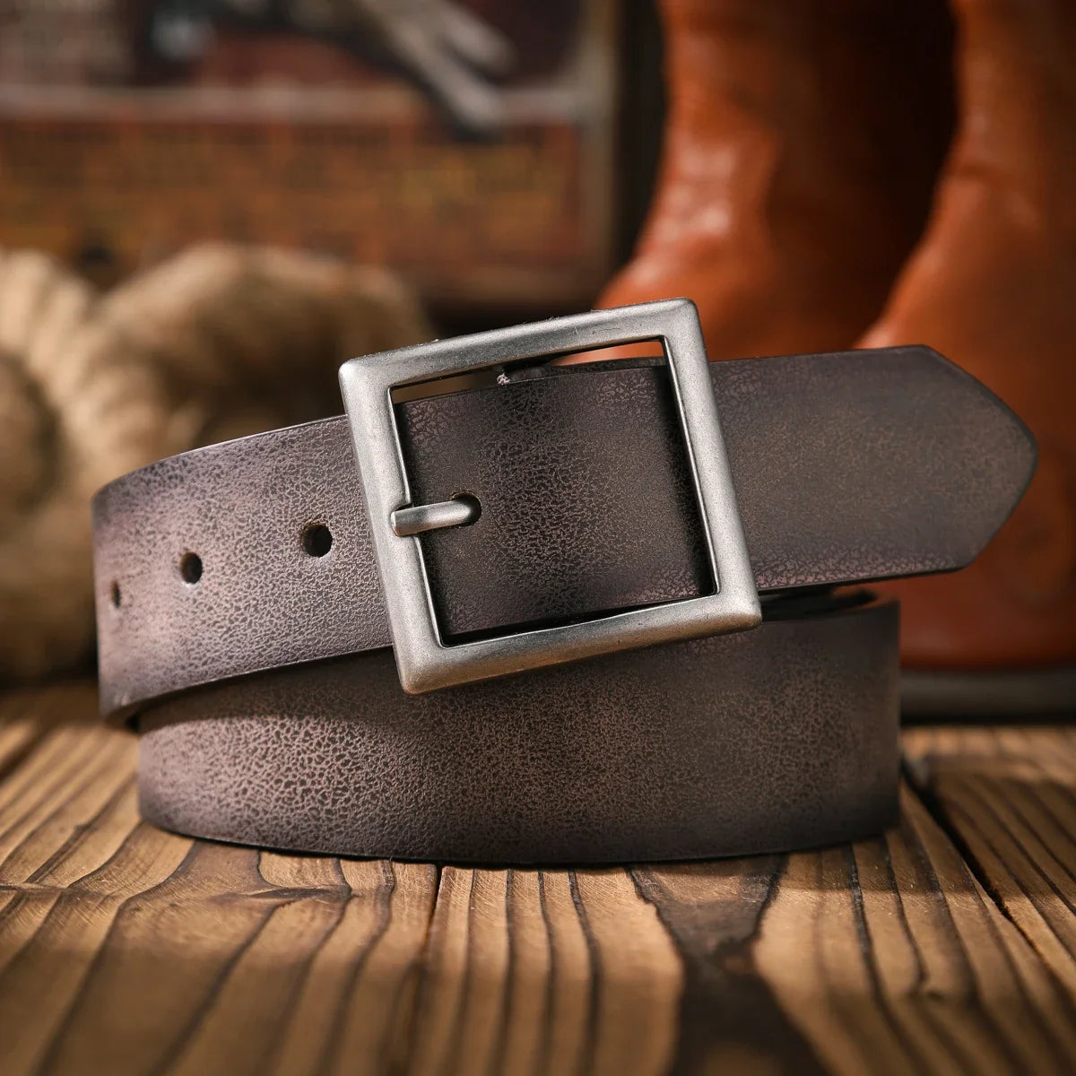 A Casual and Retro Belt, a Waist Accessory for Western-Style Clothing, Metal Buckle, PU Belt, Suitable for Both Men and Women