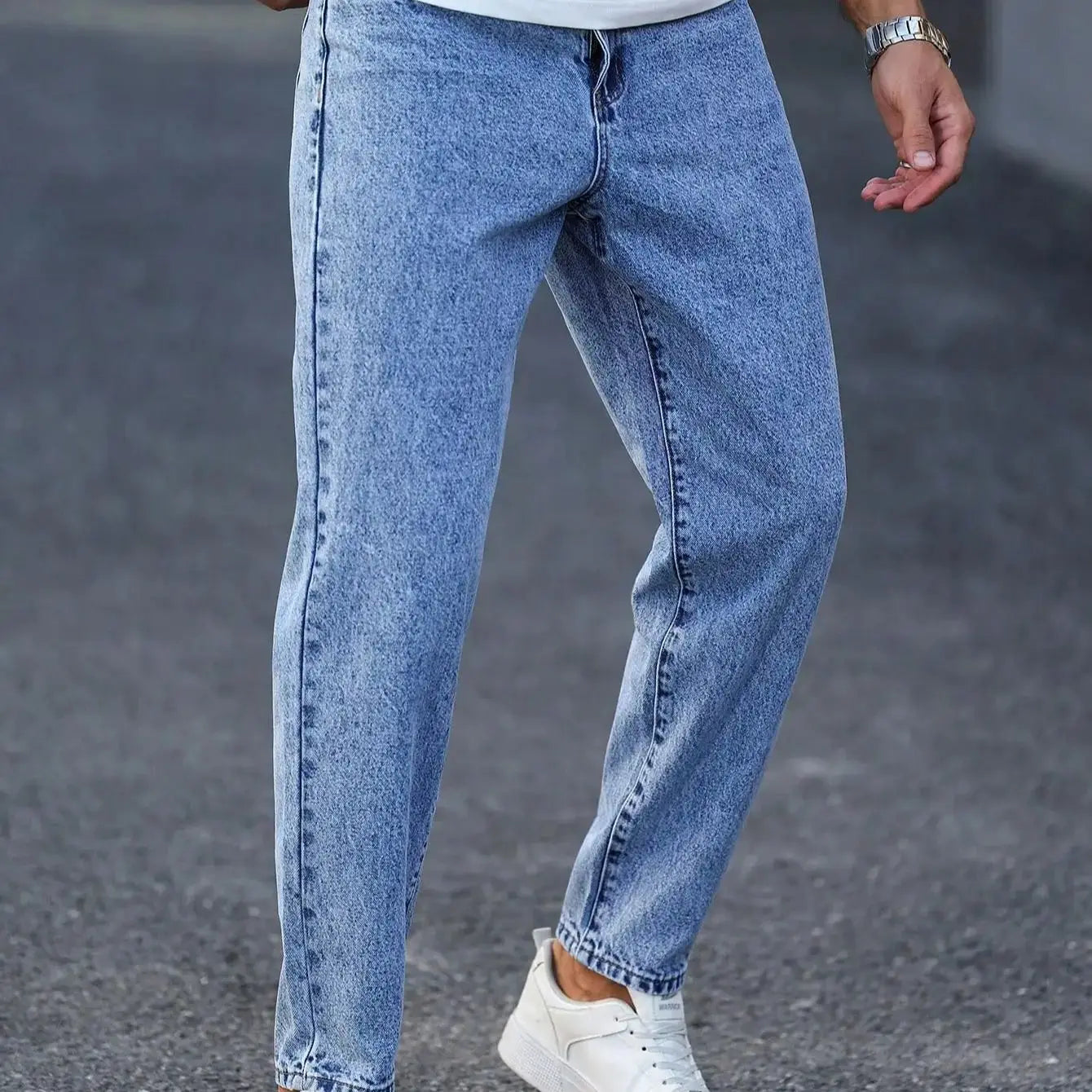 Men's light blue washed denim trousers are simple, casual and fashionable, slim-fitting to show long legs, and versatile.