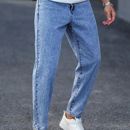Men's light blue washed denim trousers are simple, casual and fashionable, slim-fitting to show long legs, and versatile.
