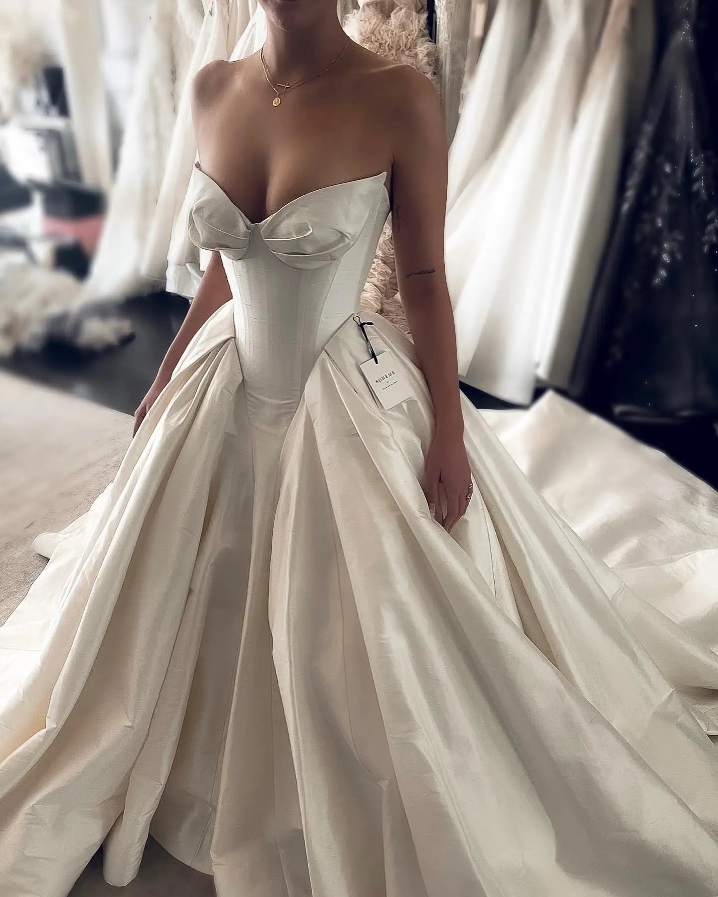 Elegant Sweetheart Off White Satin Wedding Dress for Women Luxury Long Train Corset Simple Bride Dress SW010