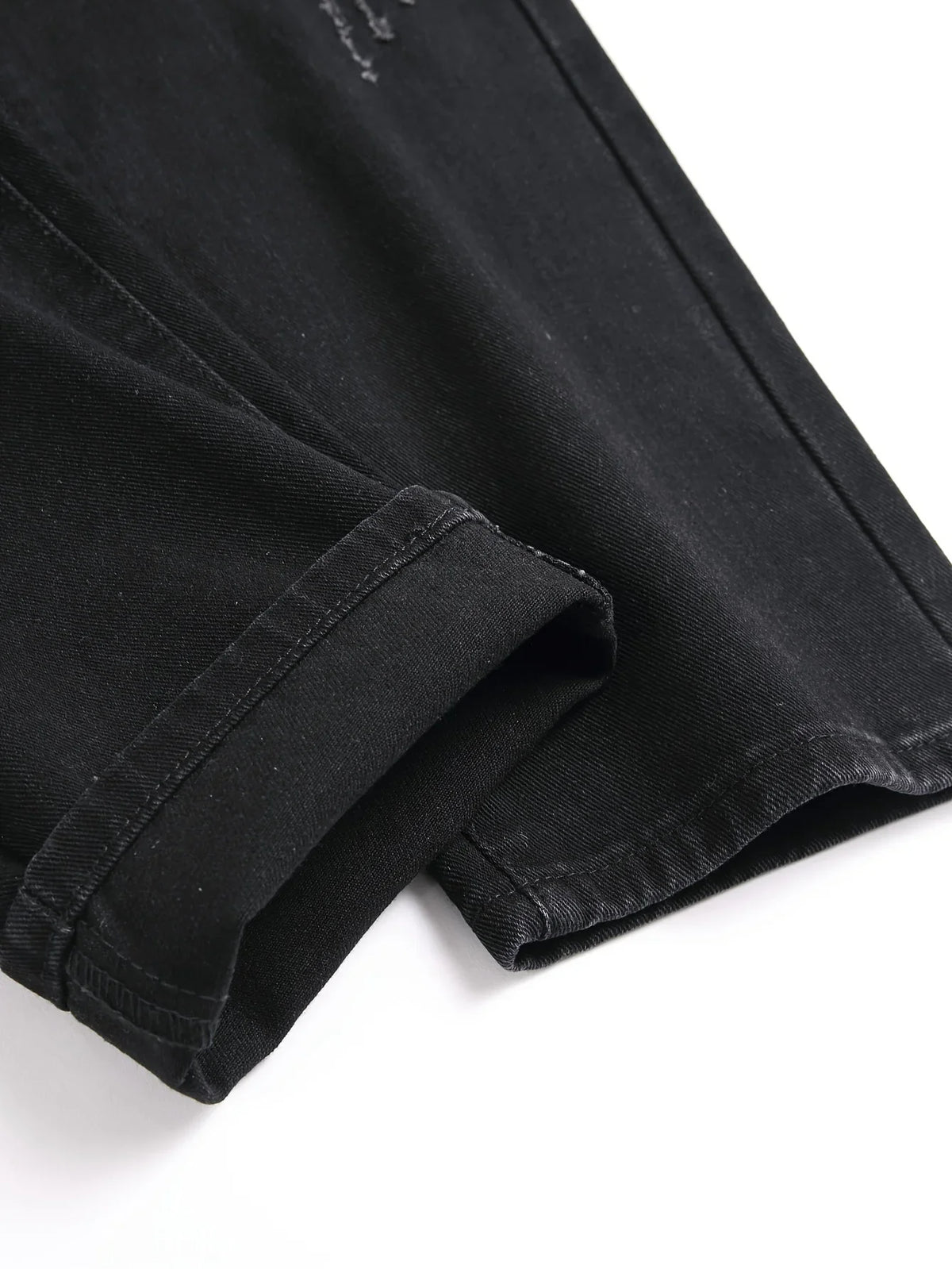 Men’s trendy streetwear: black ripped straight-leg jeans – an excellent gift for husbands or boyfriends.