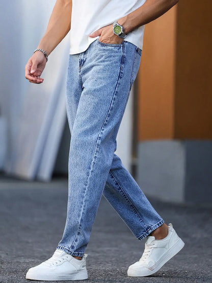 Men's light blue washed denim trousers are simple, casual and fashionable, slim-fitting to show long legs, and versatile.
