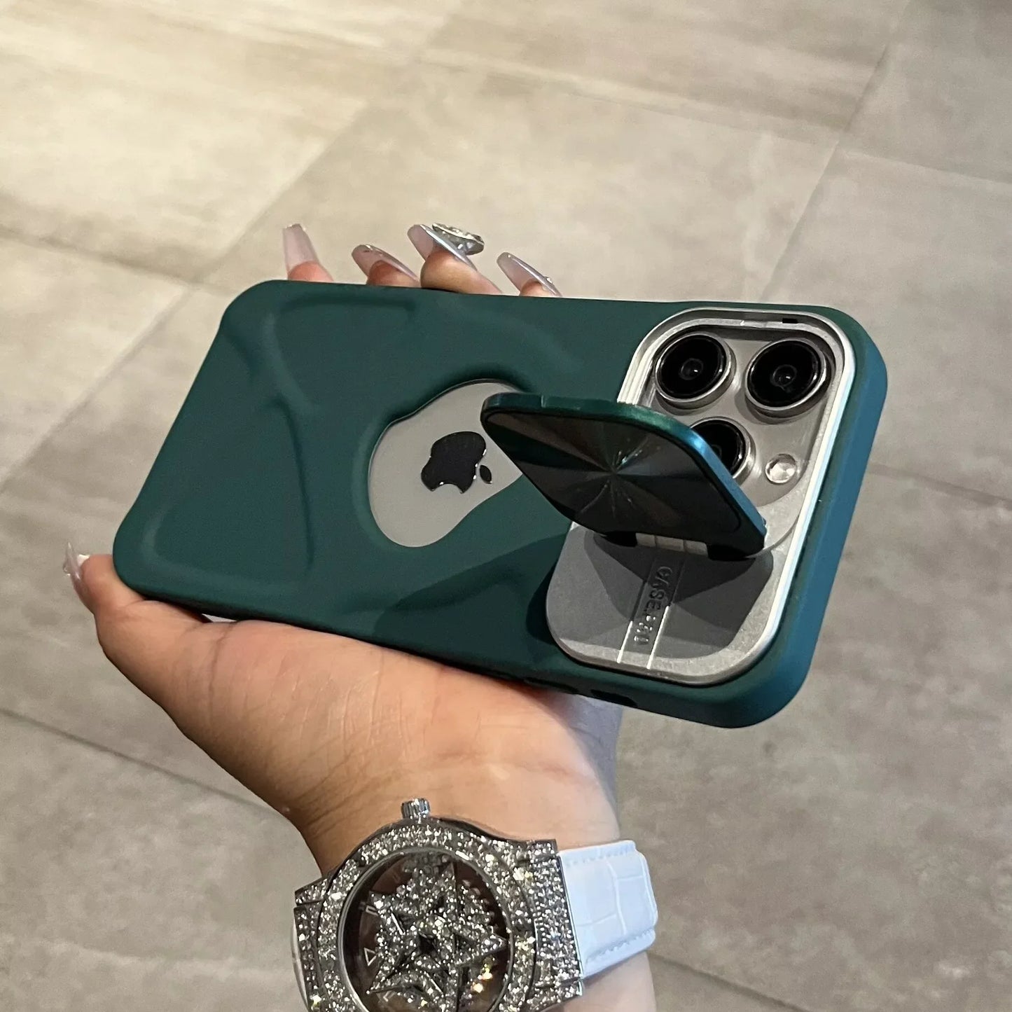 حافظة مغناطيسية بتصميم شعار أنيق لهواتف iPhone 11 12 13 14 15 16 Pro Max Plus، غطاء سيليكون ناعم واقٍ للعدسة قابل للطي مع MagSafe