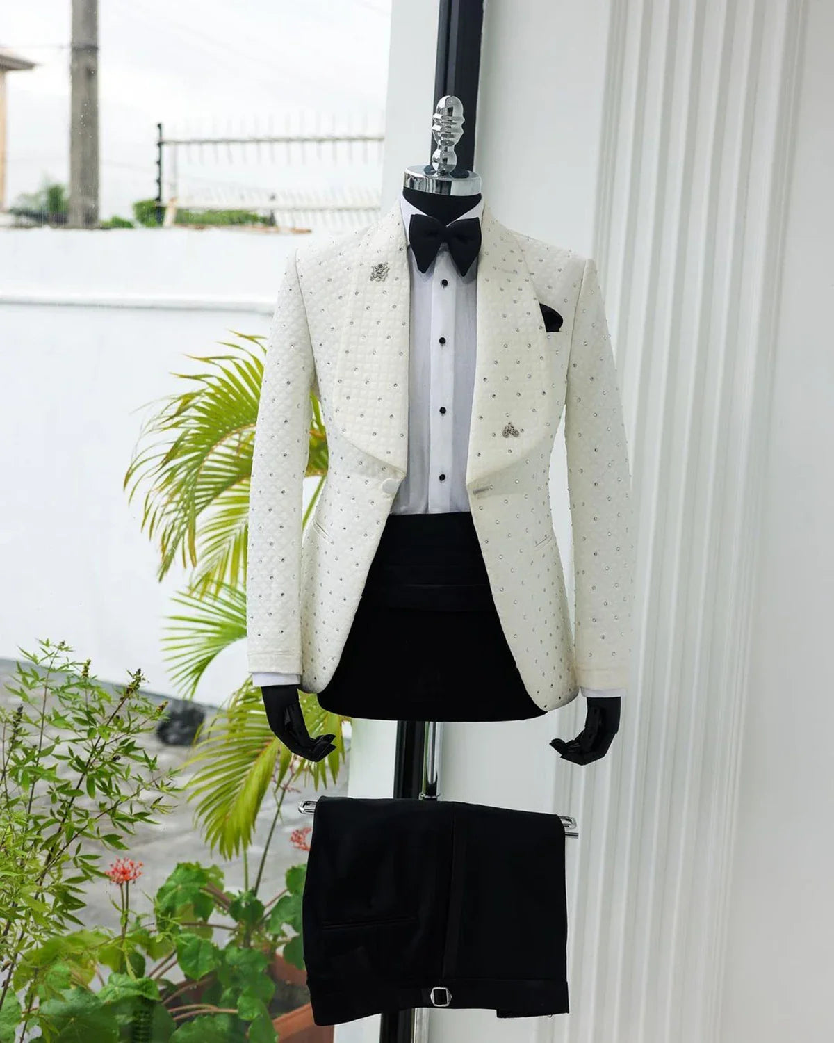 Men's Suit 2 Pieces White Blazer Black Pants One Button Wide Lapel Business Beads Formal Work Wear Wedding Groom Costume Homme