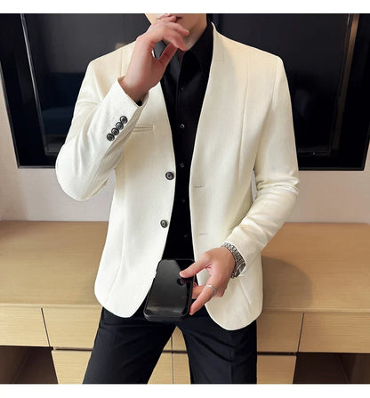 The new Chinese-style collarless suit is fashionable, handsome and versatile. It is a solid-color Korean-style fitted and fashio