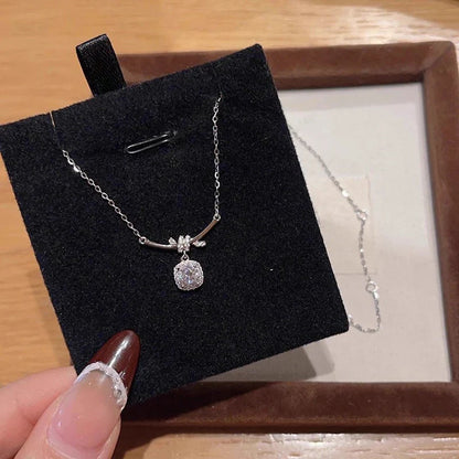 Certified 5mm Round Moissanite Necklace Niche Light Ribbon-motif Shape Pendant Necklaces for Valentine's Day Jewelry Gift