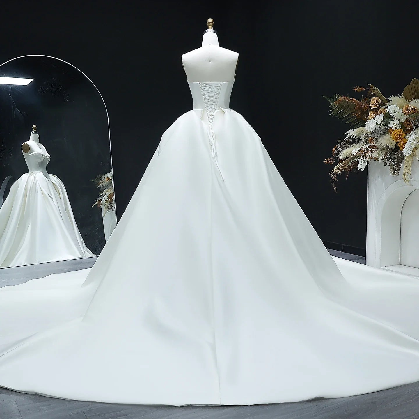 Elegant Sweetheart Off White Satin Wedding Dress for Women Luxury Long Train Corset Simple Bride Dress SW010