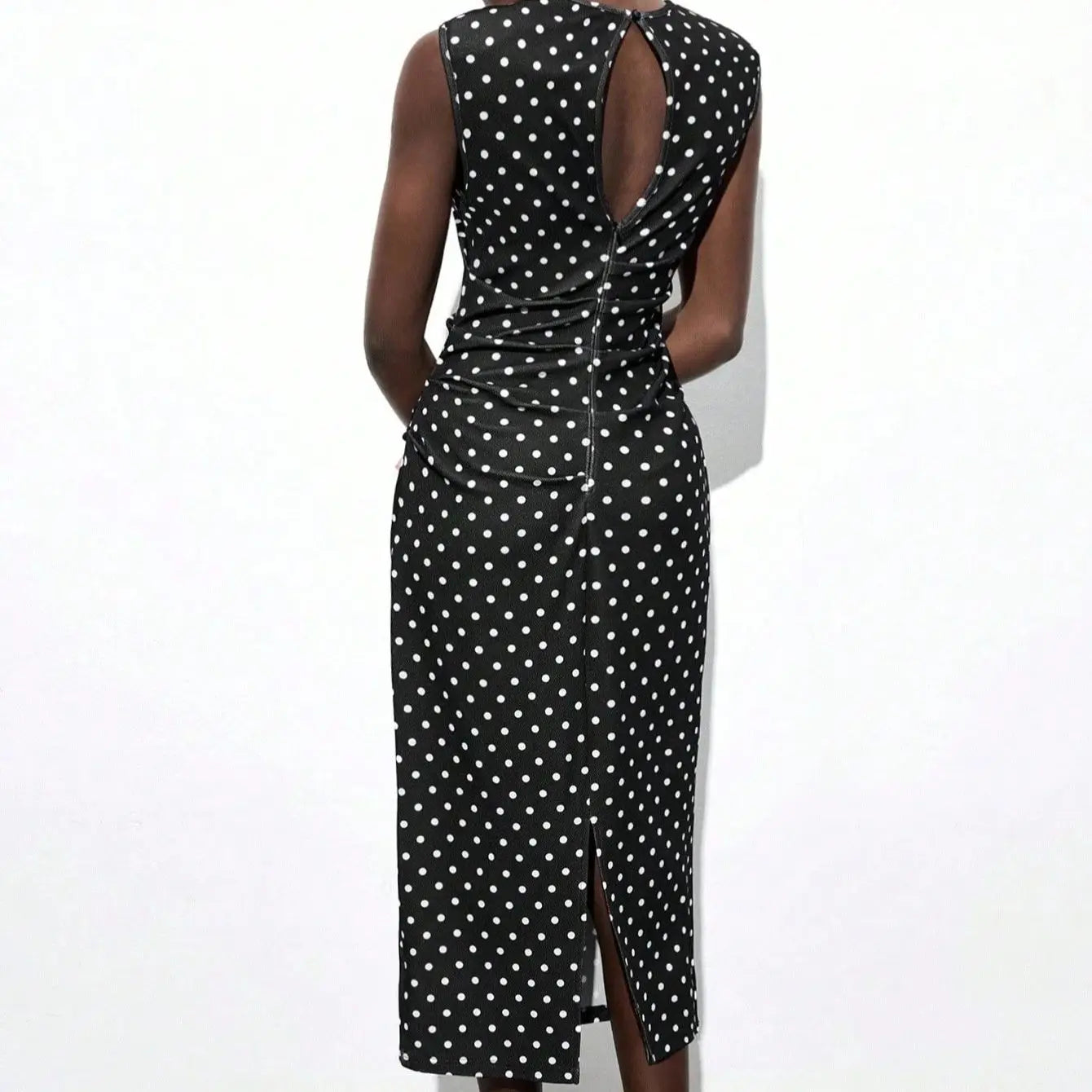 2026 Summer Women's Fashionable and Sexy Polka Dot Fitted Waist Round Neck Sleeveless Dress with Built-in Shoulder Pads