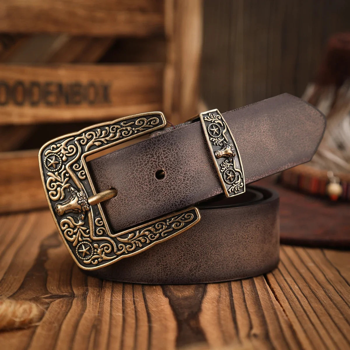 A casual, individual and retro belt, a Western-style clothing accessory, metal buckle, PU belt, suitable for both men and women