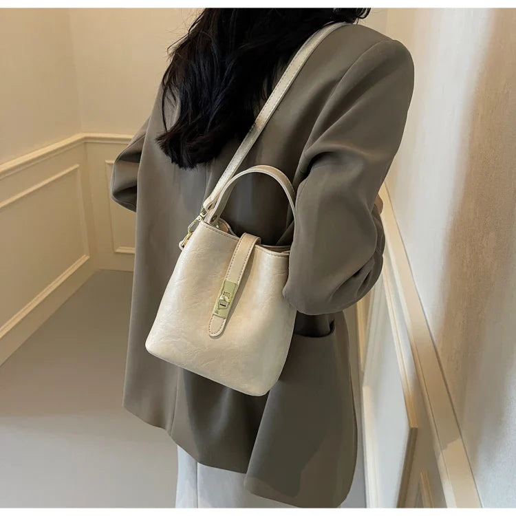 Retro small bag women 2024 new autumn/winter messenger bag fashion HOT portable bucket bag