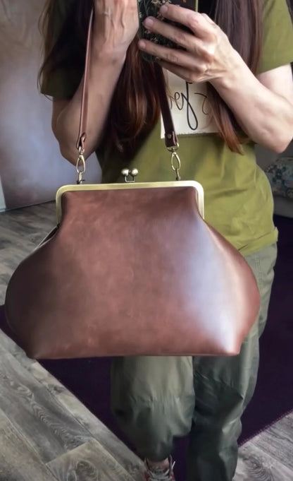 LOST IN VINTAGE Artificial Leather Bag Large Balls Bronze Kiss-lock Large Clutch Handbag Proudly Carried In Hand 35x30x20cm