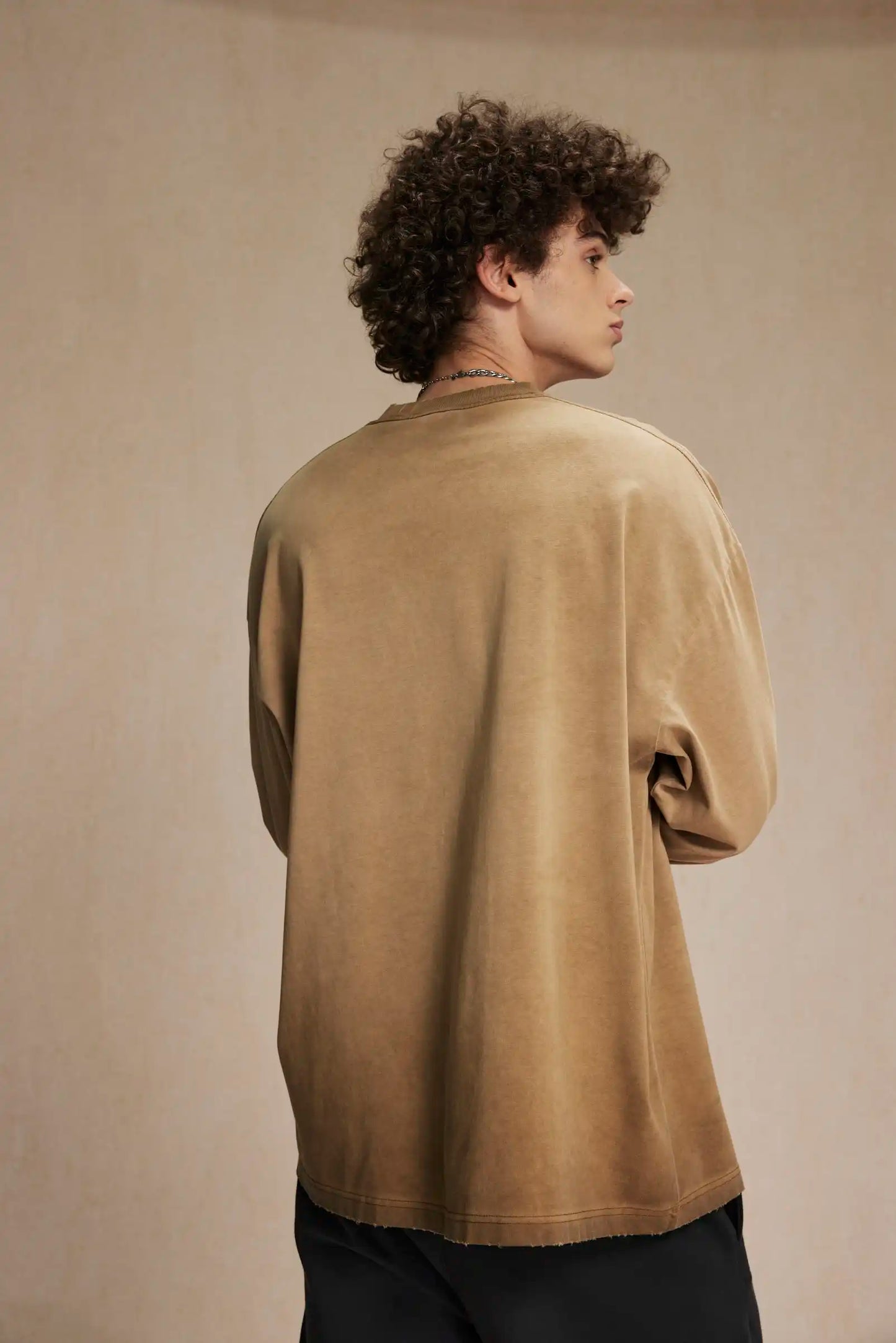 Long-sleeved t-shirt with bottom color