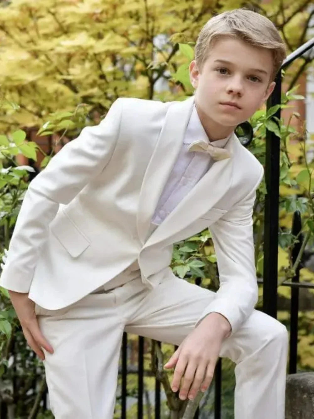 2025 New White Boys Suits 4 Pieces Jacket Vest Pants Bow-tie For Birthday Party Graceful Lapel Child Tuxedo Wedding Guest