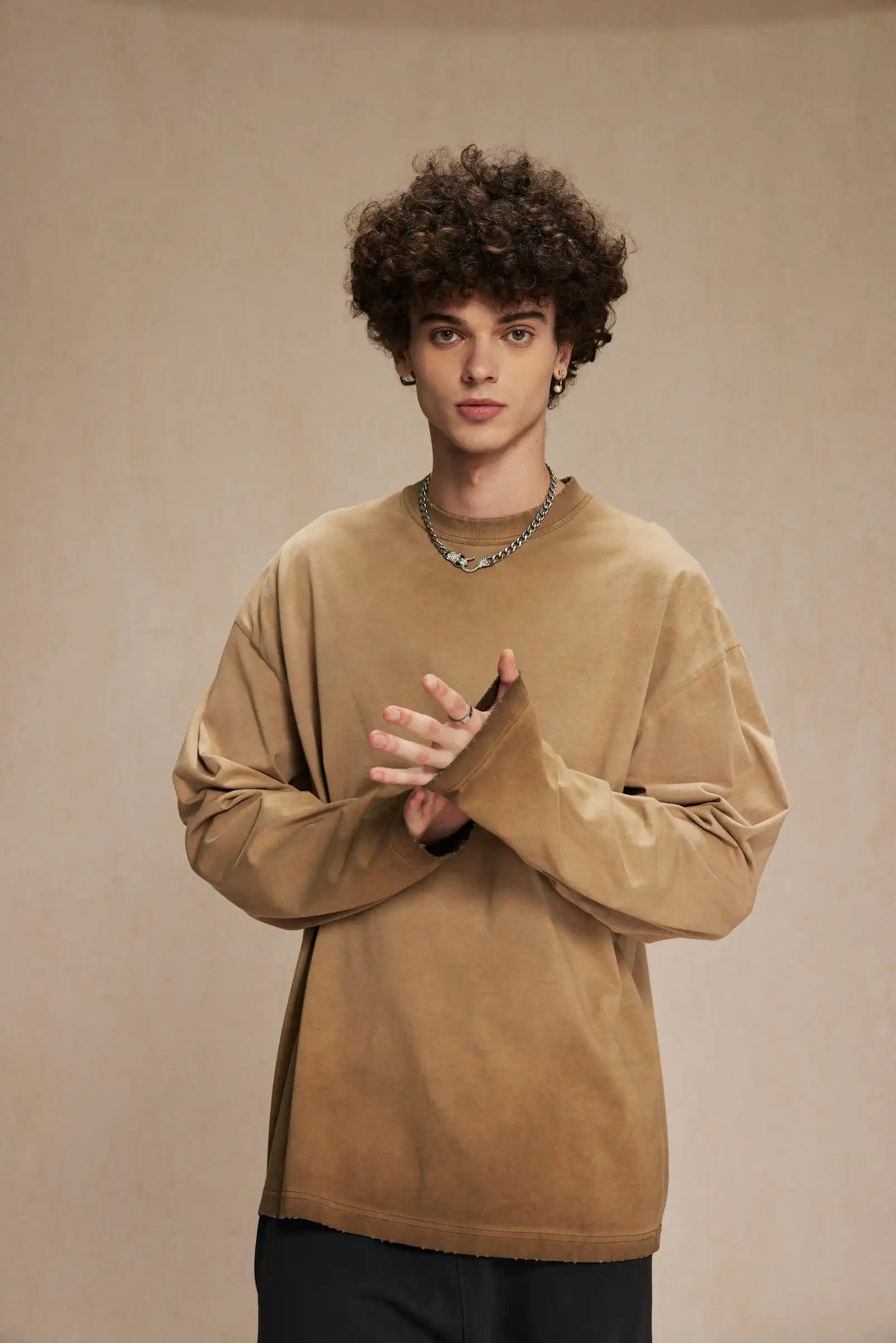 Long-sleeved t-shirt with bottom color