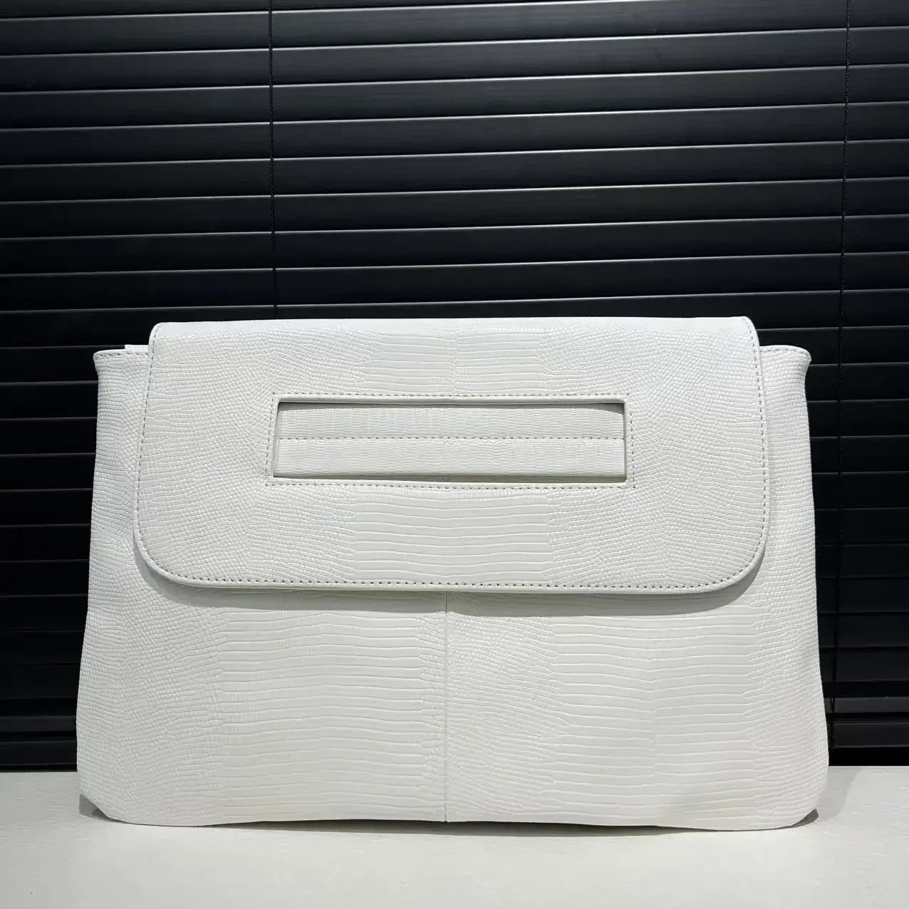 Ladies' fashionable retro snake patterned handbag with high capacity and detachable shoulder strap, single shoulder bag