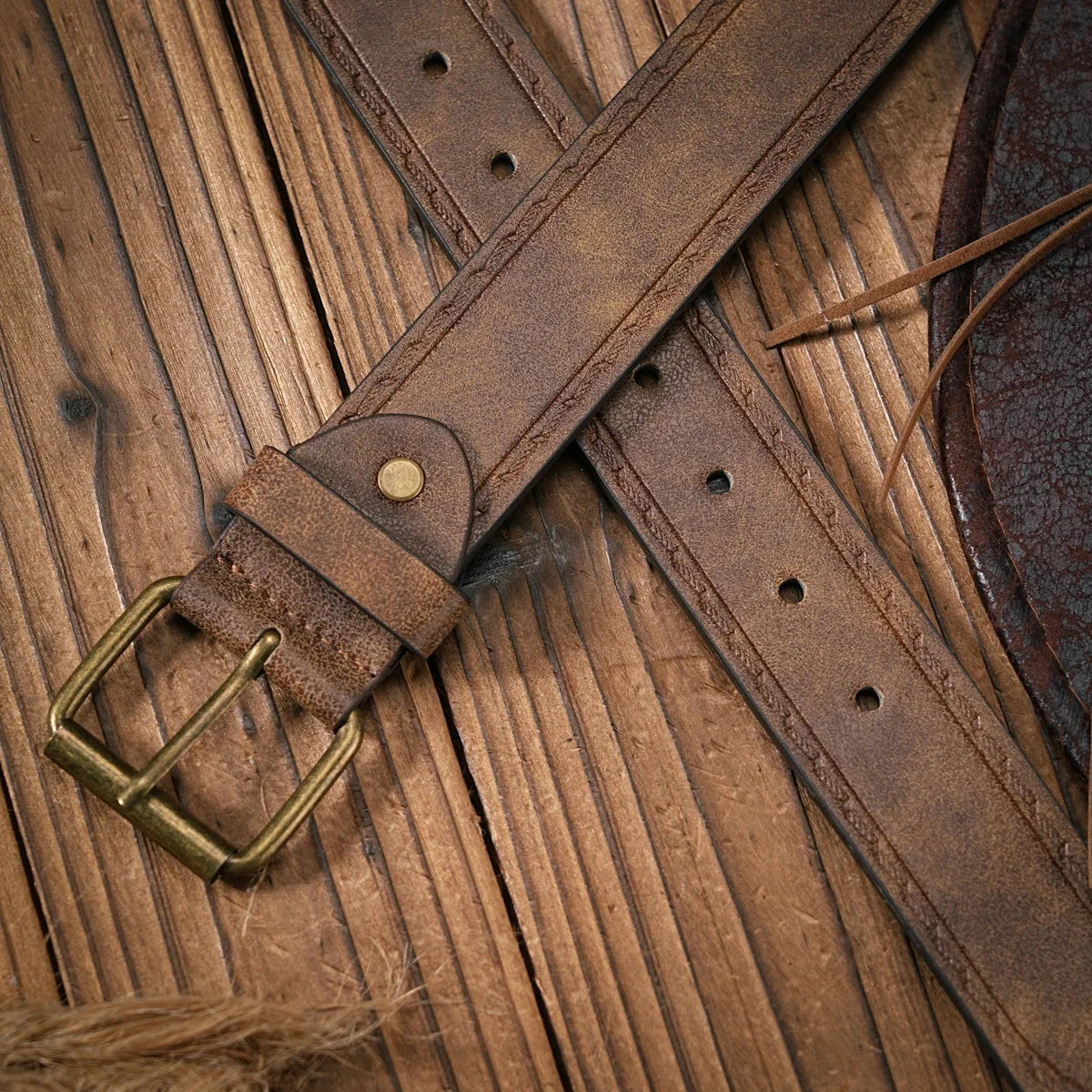 A Men's and Women's Matching Belt with Retro Button Closure, PU Faux Thread Embossed Belt, Casual Style, Versatile.