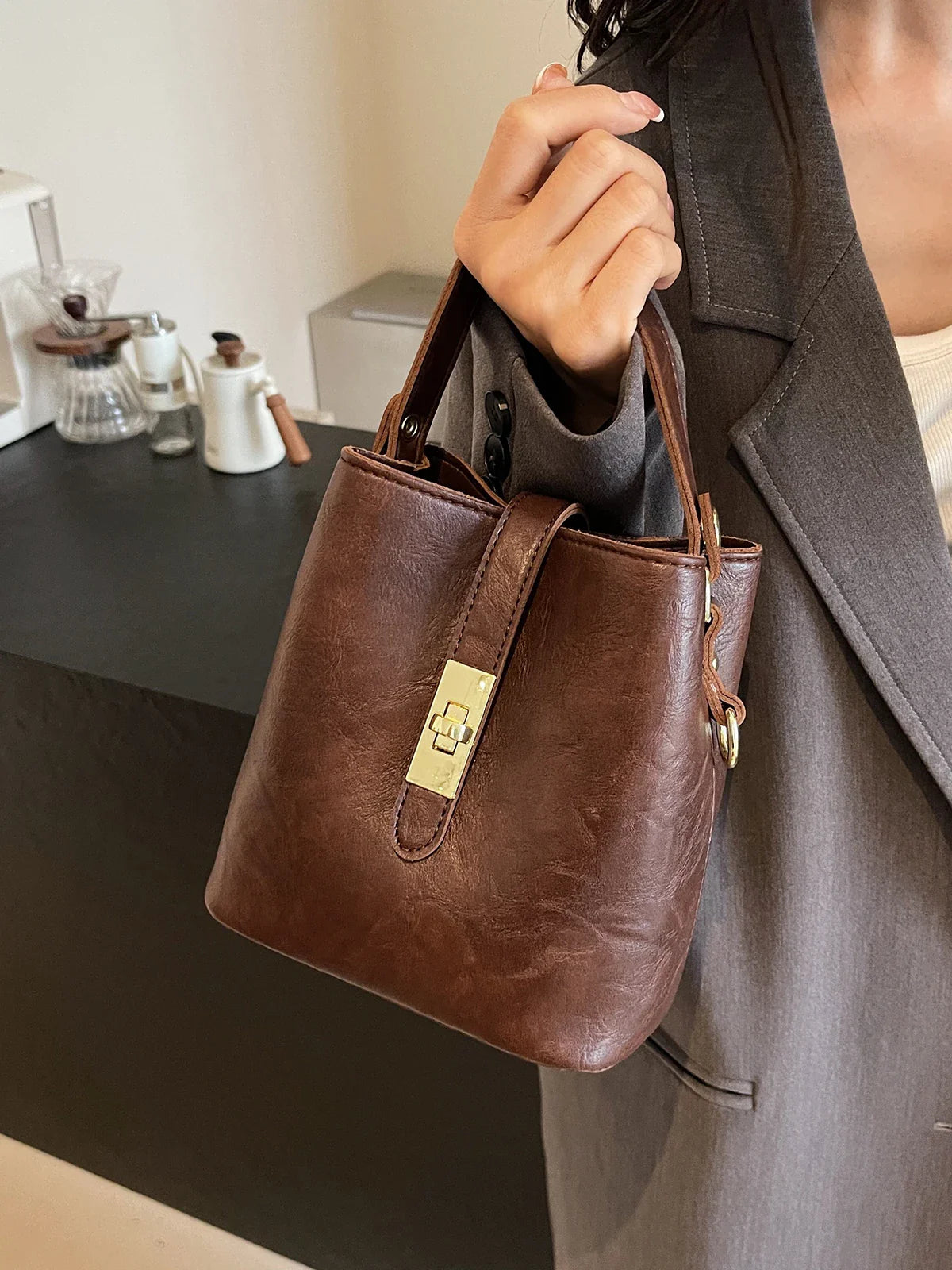 Retro small bag women 2024 new autumn/winter messenger bag fashion HOT portable bucket bag