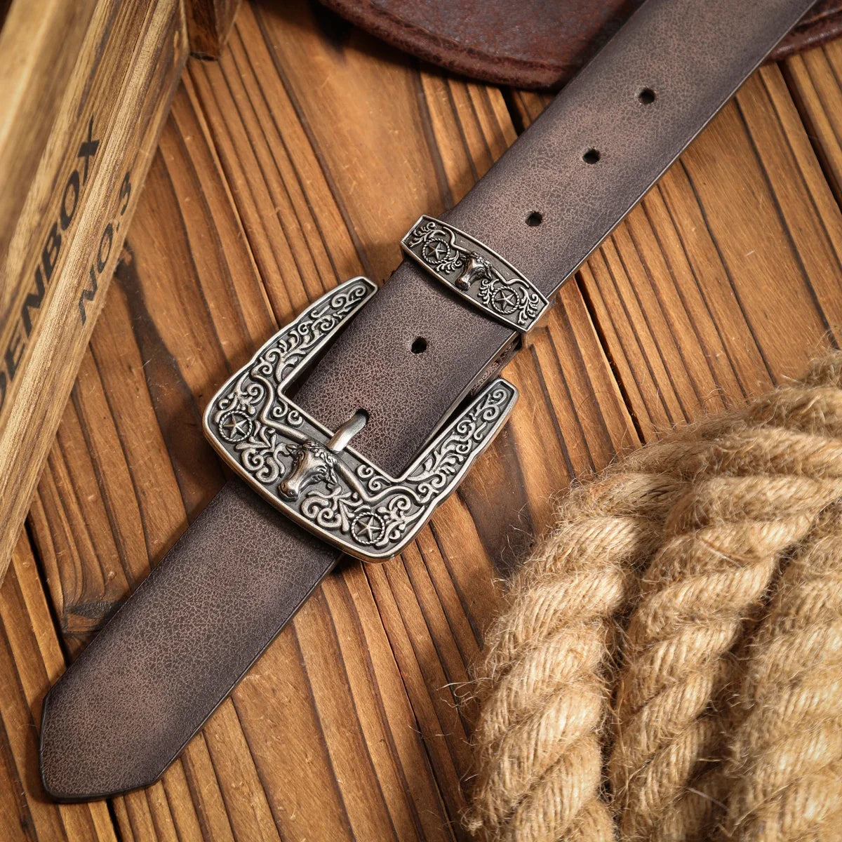 A casual, individual and retro belt, a Western-style clothing accessory, metal buckle, PU belt, suitable for both men and women