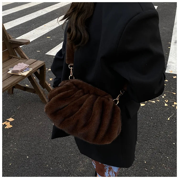 New Womens Shoulder Bag Fluffy Crossbody Bag Vintage Faux Fur Cloud Purse for Autumn Winter Commuting Simplified Storage Bags