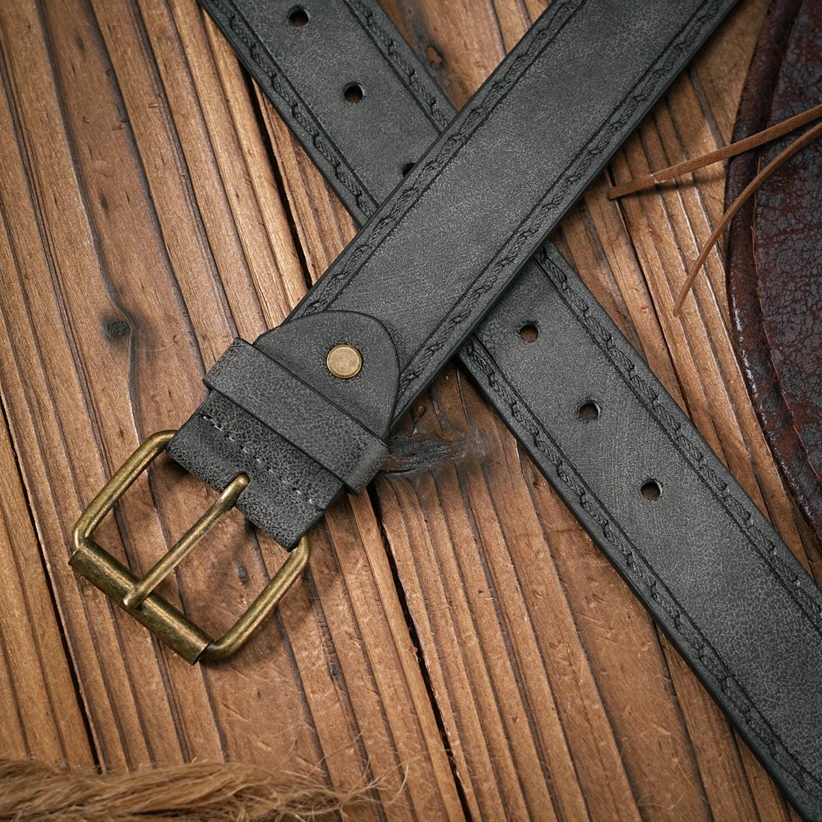 A Men's and Women's Matching Belt with Retro Button Closure, PU Faux Thread Embossed Belt, Casual Style, Versatile.