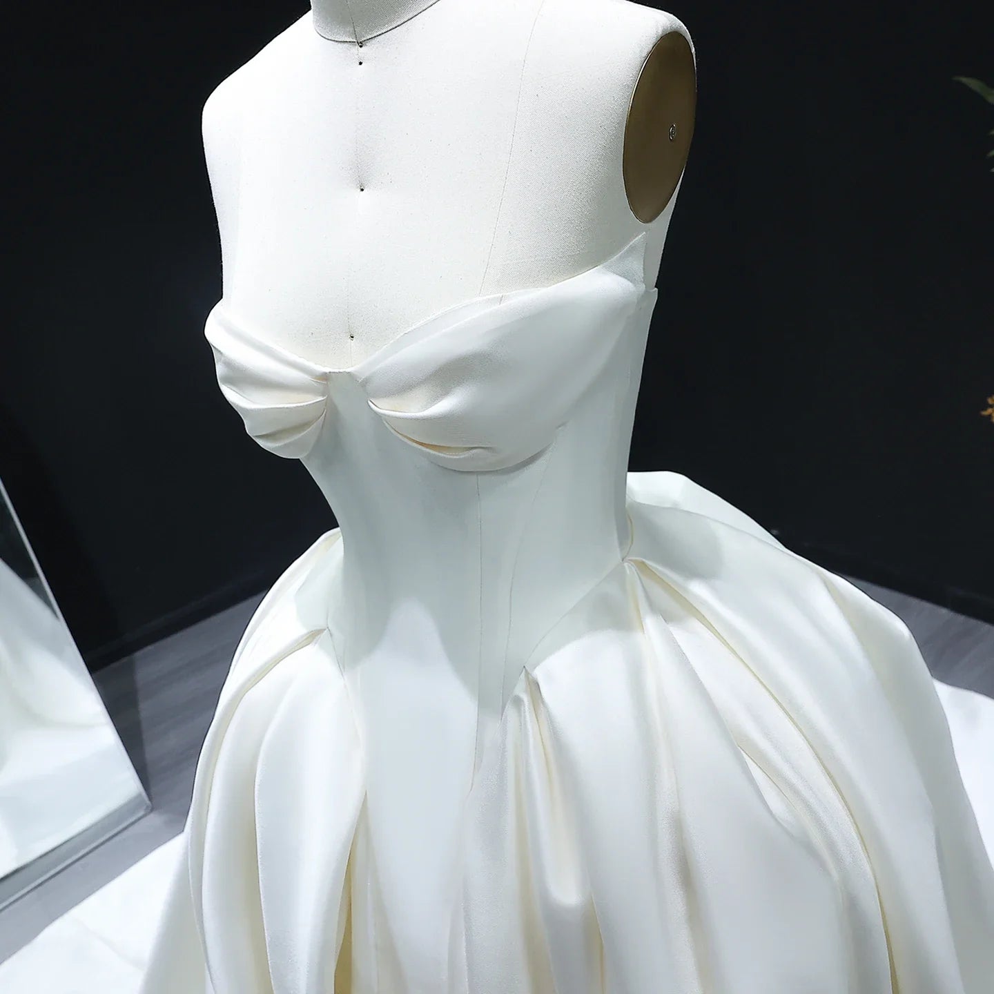 Elegant Sweetheart Off White Satin Wedding Dress for Women Luxury Long Train Corset Simple Bride Dress SW010