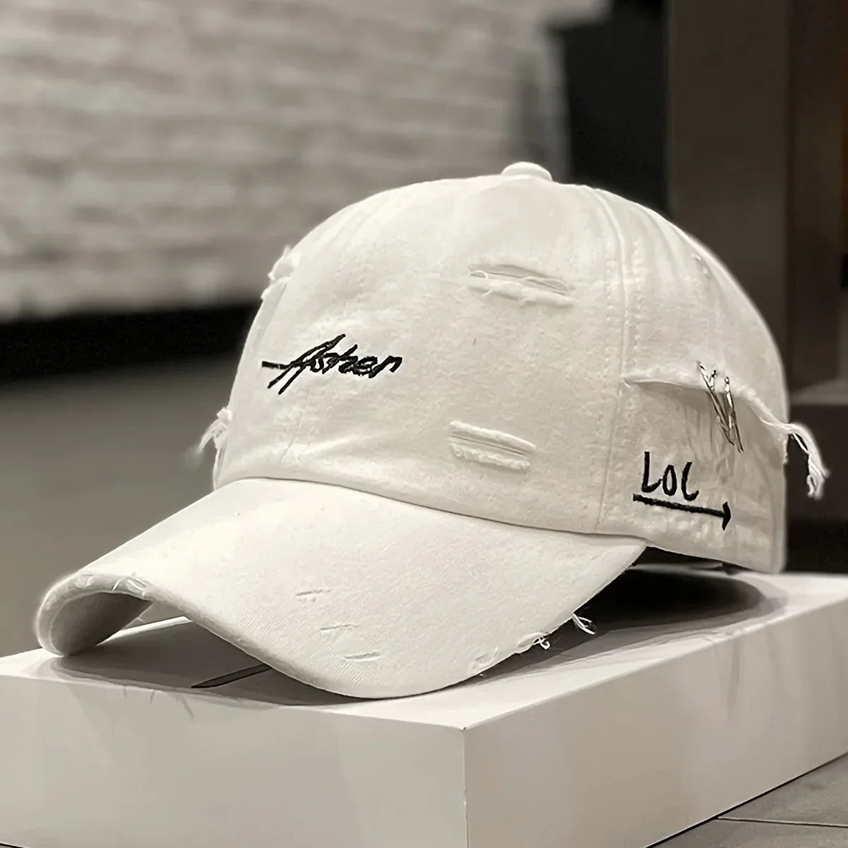 Retro perforated duckbill cap for men and women in spring and summer fashion, simple street baseball cap, trendy perforated
