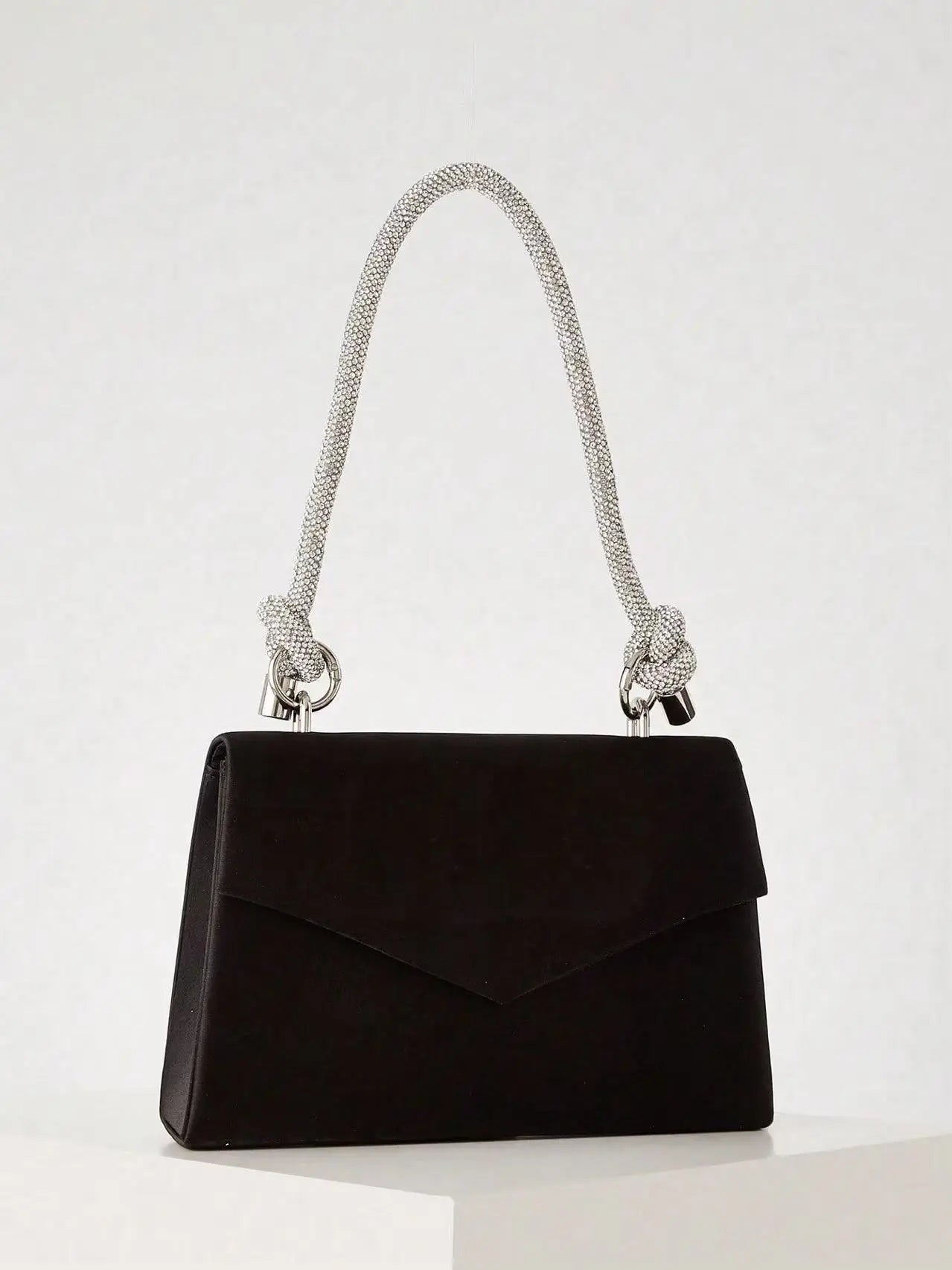 Exquisite and gorgeous butterfly diamond handbag, fashionable and versatile chain shoulder crossbody bag, suitable for travel.