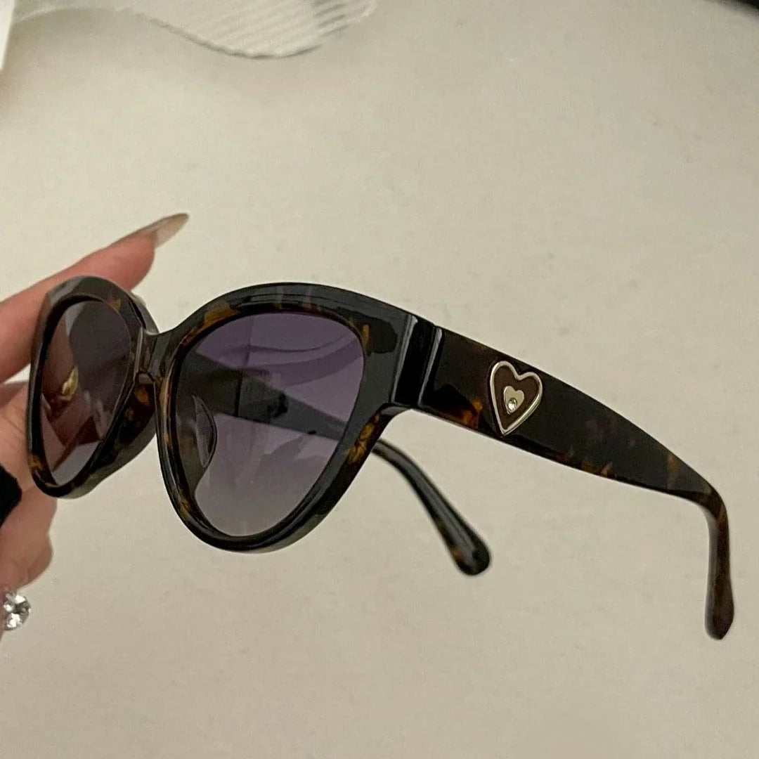 Retro TR Polarized Cat Eye Sunglasses for Women Heart Shape Metal Hinge Decoration Shades UV400 Protective Fashion Sun Glasses