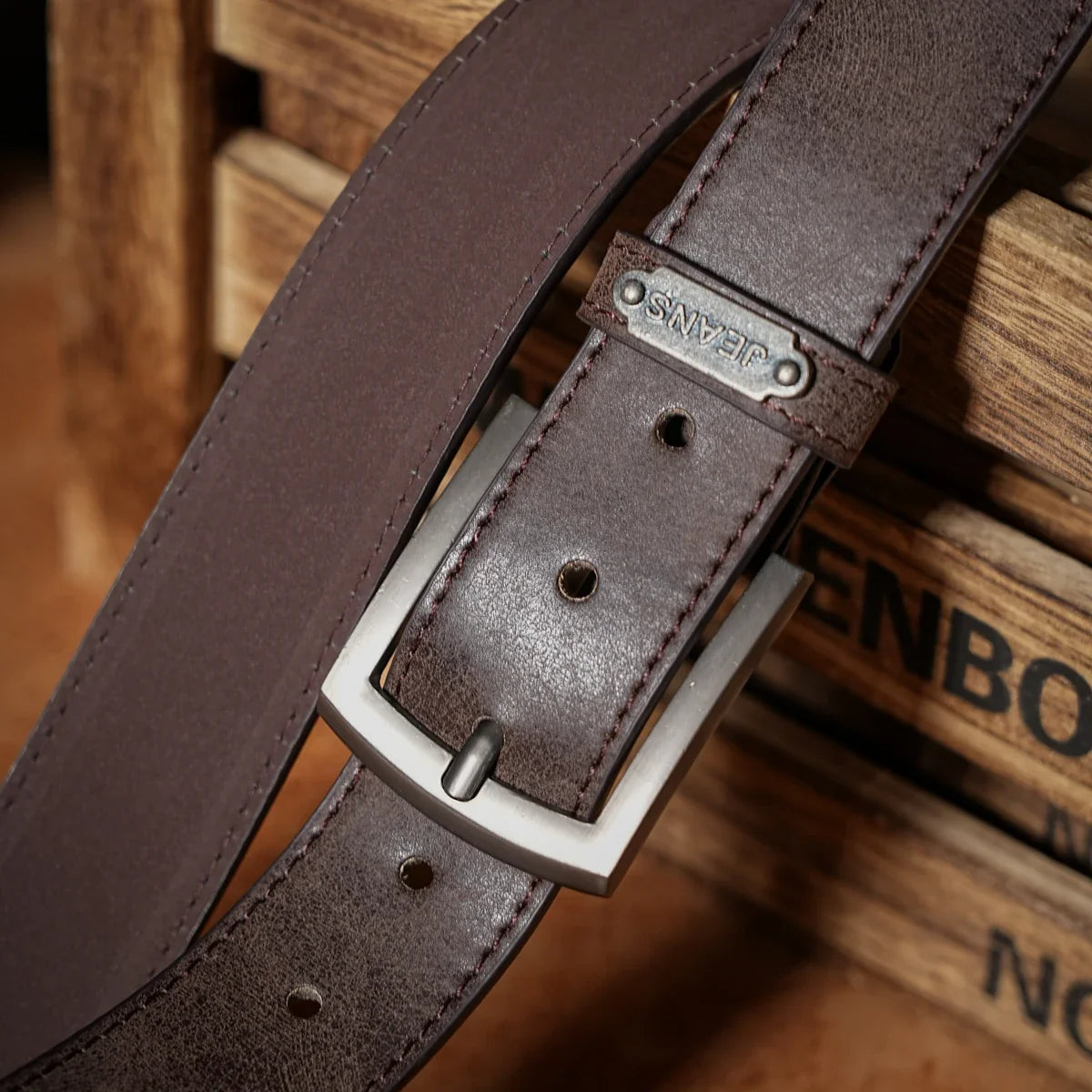 A casual, individual and retro belt, Western-style clothing accessory, metal buckle, PU belt, suitable for both men and women