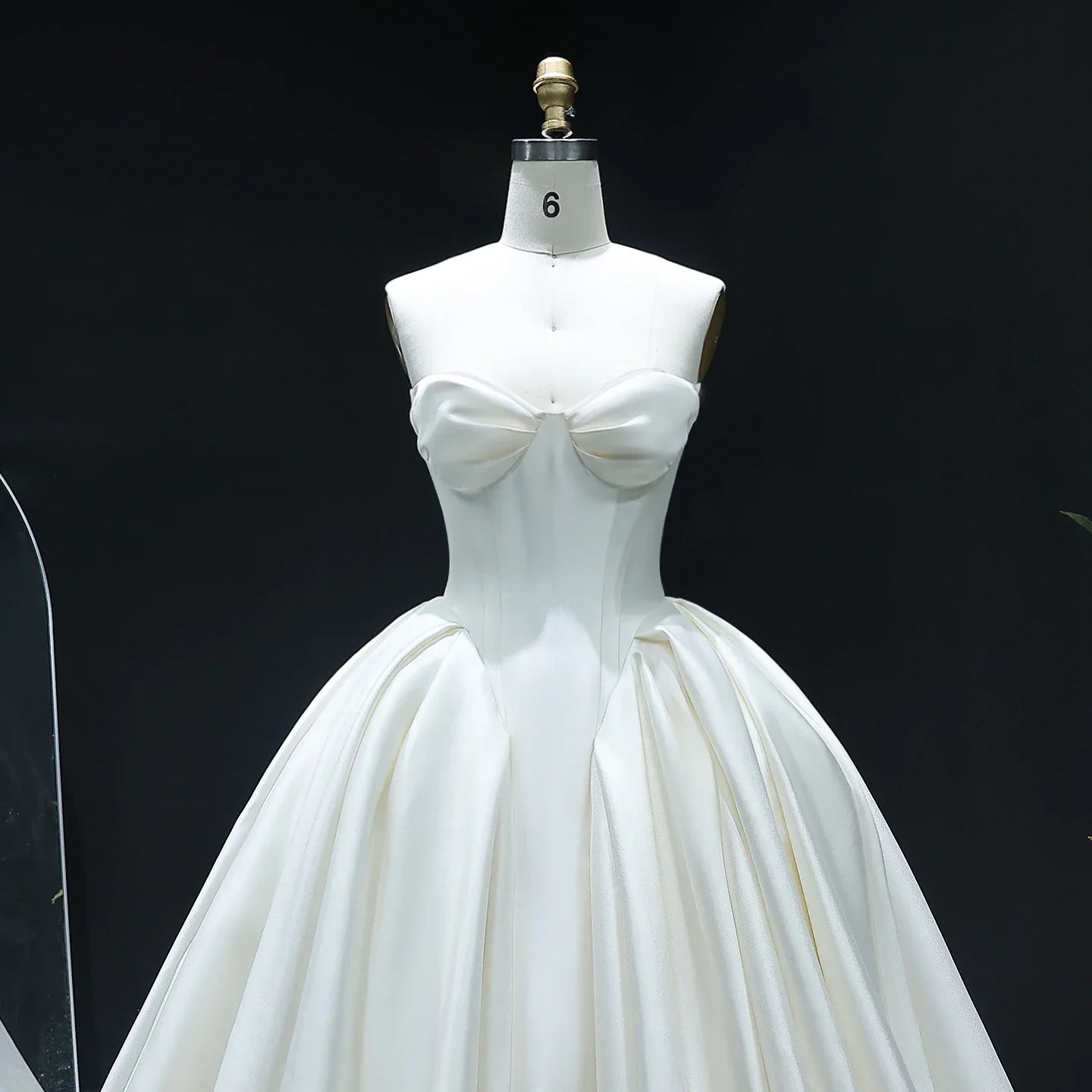 Elegant Sweetheart Off White Satin Wedding Dress for Women Luxury Long Train Corset Simple Bride Dress SW010