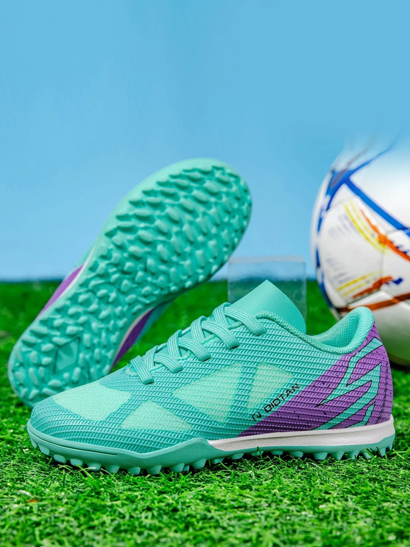 Low-top, soccer shoes, unisex, TF and FG, slip-resistant and wear-resistant, available in 3 colors. Sole spikes Not above ankle