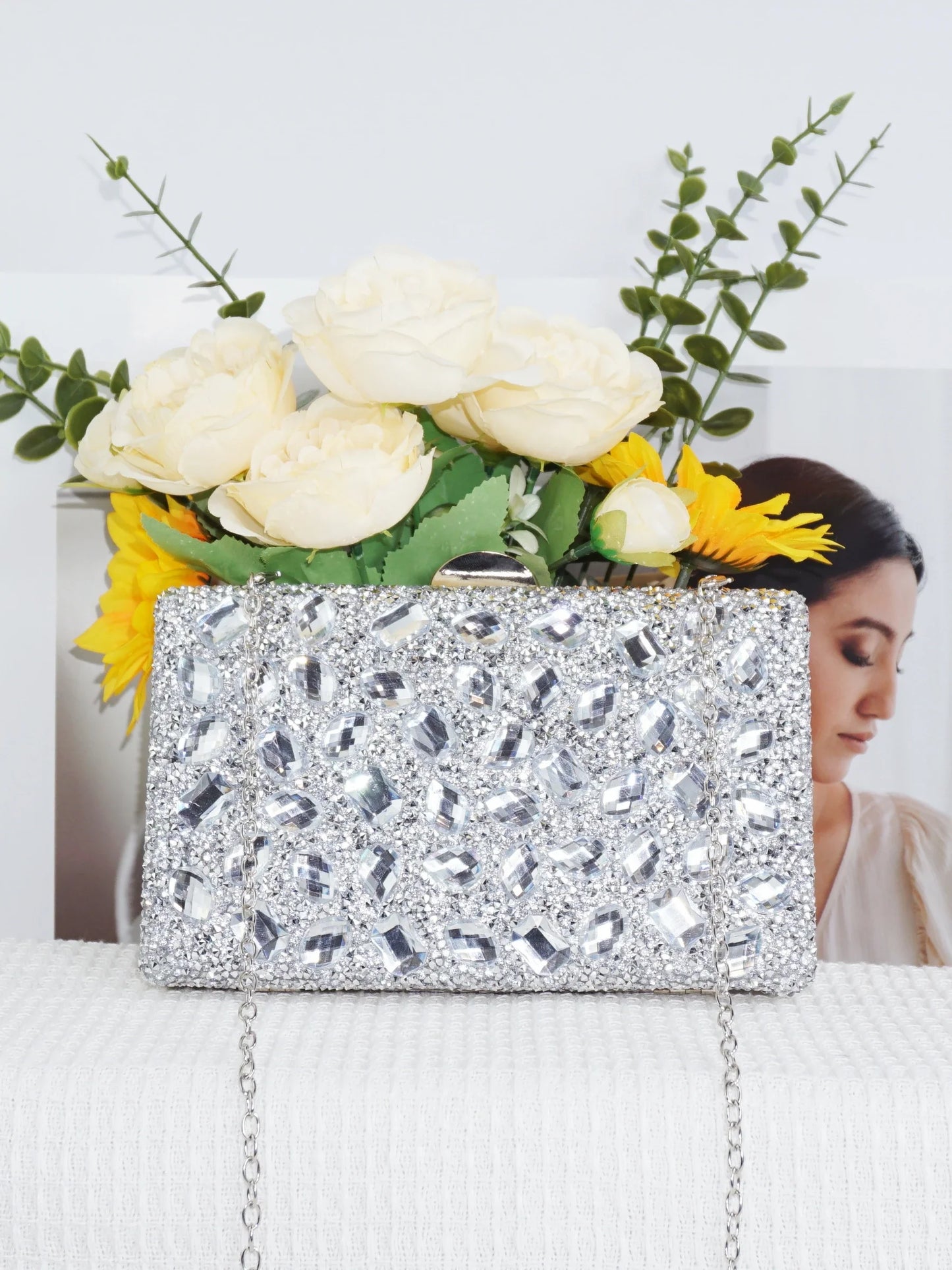 Ladies' high-end sparkling metal box shaped dinner bag, luxurious and fashionable metal strip decoration evening dress bag