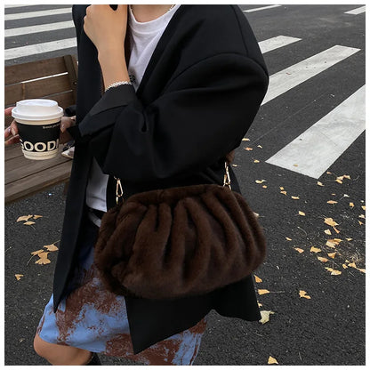 New Womens Shoulder Bag Fluffy Crossbody Bag Vintage Faux Fur Cloud Purse for Autumn Winter Commuting Simplified Storage Bags