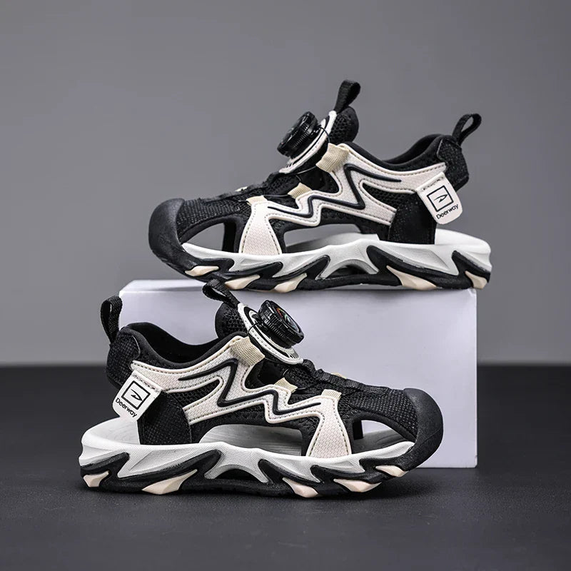A pair of children's closed-toe sandals with quick-lock closure non-slip thick sole for daily and outdoor use DEH-D2508